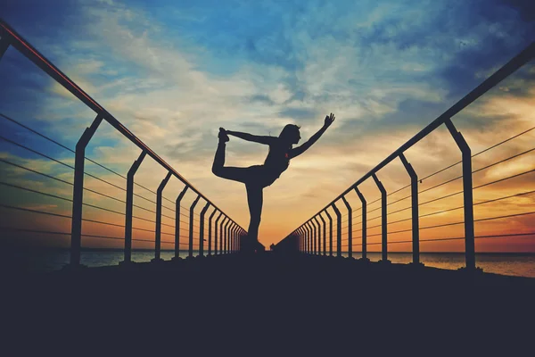 Flicka mediterar och träning i yogaställning — Stockfoto