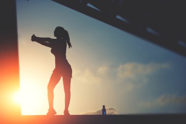 Sportif kadın egzersiz yapıyor