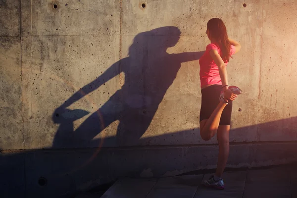Femme jogger en vêtements de sport lumineux — Photo