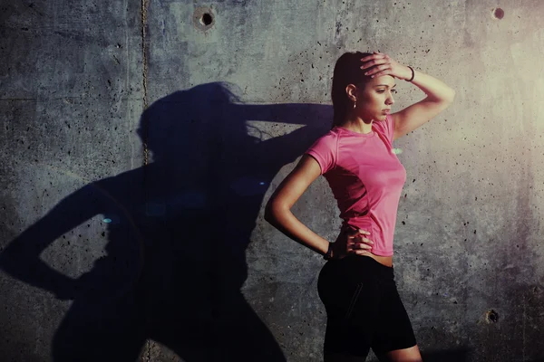 Femme jogger en vêtements de sport lumineux — Photo