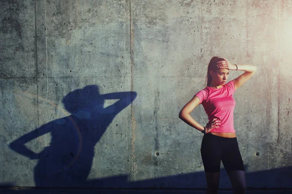 Vrouw bedrijf hand op het voorhoofd — Stockfoto