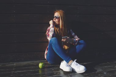 genç kadın kullanım cep telefonu