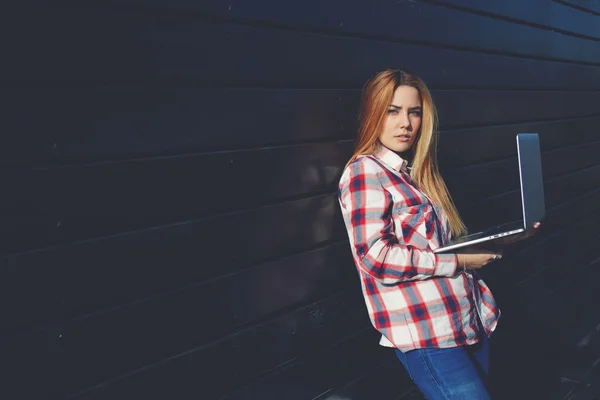 Female freelancer working outdoors — Stock Photo, Image