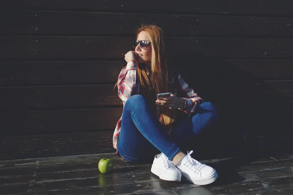 Mujer joven usar el teléfono móvil — Foto de Stock