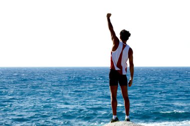 Kayanın üzerinde duran sporcu