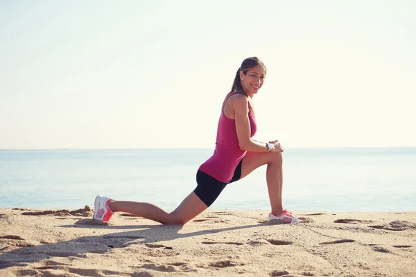 Jeune femme engagée dans le sport en plein air — Photo