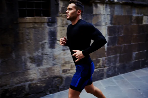 Sportsman engaged in sports in urban setting — Stock Photo, Image