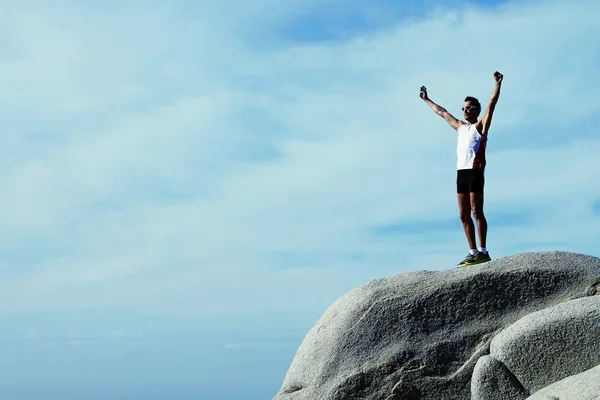 Sportsman standing on the rock — Stock Photo, Image