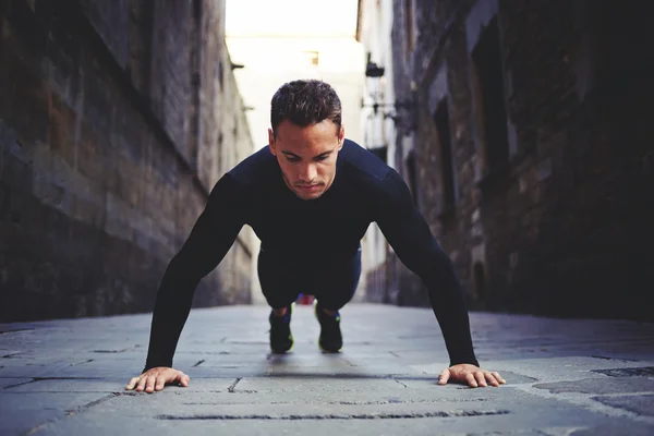 adam günlük koşu için hazırlanıyor