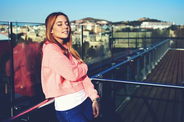 Hembra con los ojos cerrados descansando al aire libre — Foto de Stock