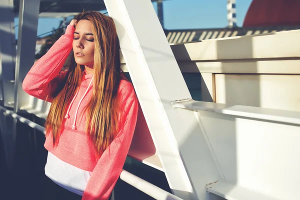 Attractive hipster girl standing outdoors — Stock fotografie