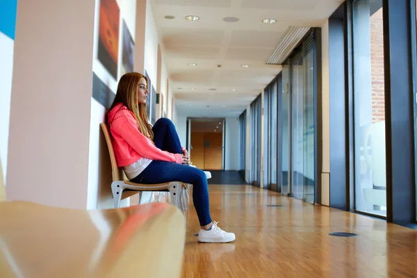 Attractive woman sitting in college — Stockfoto