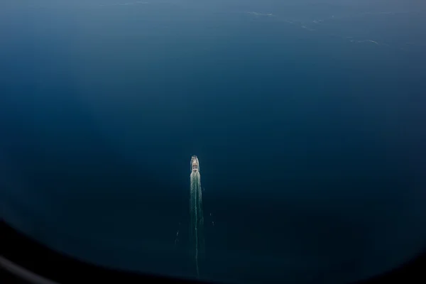Yacht flottant dans l'océan — Photo