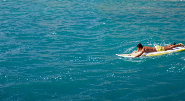 冲浪者在他的冲浪板在海浪中漂浮 — 图库照片