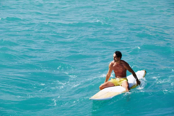 Uomo godendo di un surf in acque limpide — Foto Stock