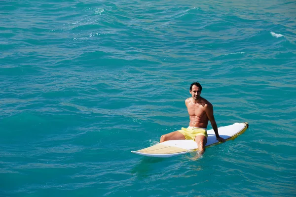 Man genieten van een surf in blauwe water, — Stockfoto