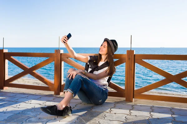 Junge Frau macht Selbstporträt — Stockfoto