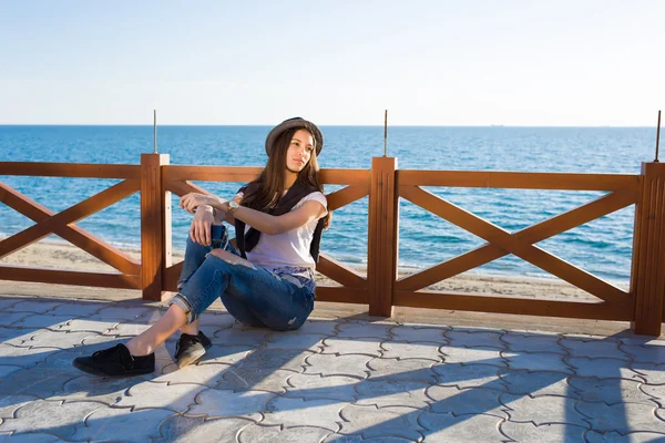 Woman enjoying good sunny weather — 图库照片