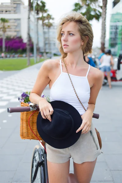 Приваблива жінка позує в міському середовищі — стокове фото