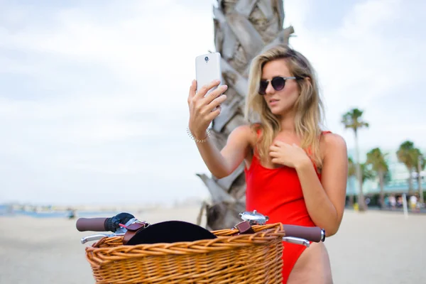 Woman in sexy bikini making self portrait — Stockfoto