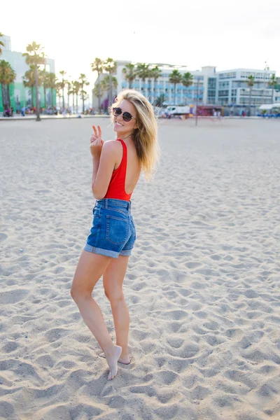 Girl spending good time on the beach — Stock fotografie