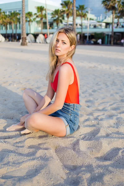 Молодая женщина позирует перед камерой на пляже — стоковое фото