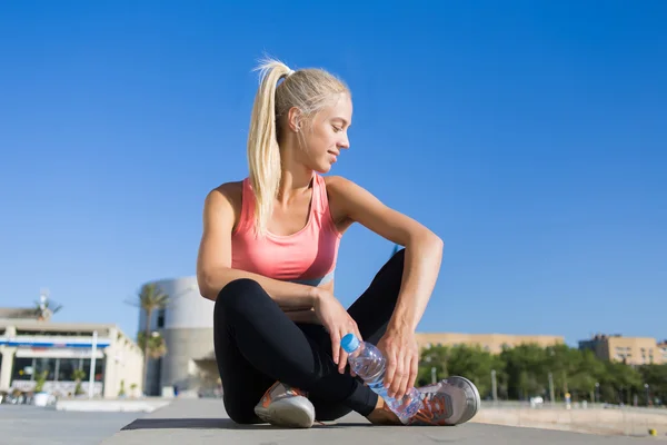 Woman taking break after physical exercise — Stockfoto