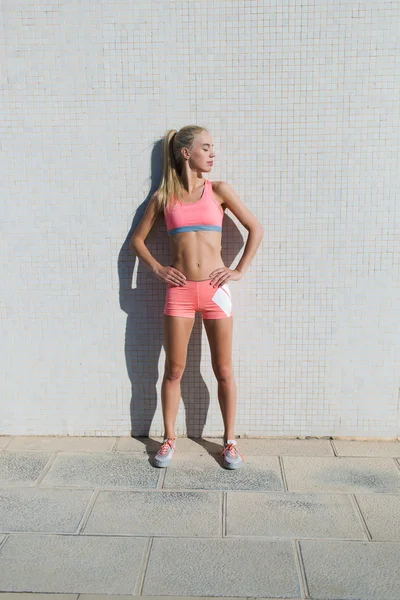 Female runner taking break after jogging — Stok fotoğraf