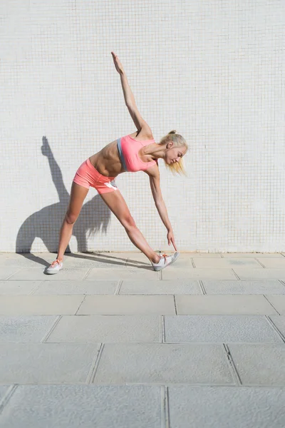 Sportswoman doing physical exercise outdoors — Stock Fotó