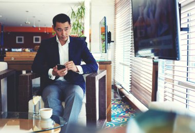 Asyalı işadamı cep telefonu kullanıyor