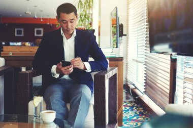 Asyalı işadamı cep telefonu kullanıyor