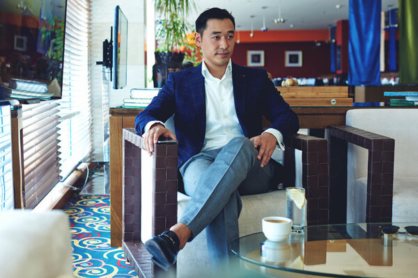 Молодой привлекательный бизнесмен в ресторане
