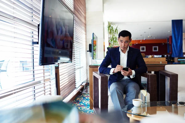 Asian businessman using mobile phone — Stock Photo, Image