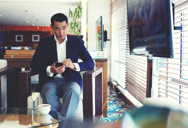 Asiático homem de negócios usando telefone celular — Fotografia de Stock