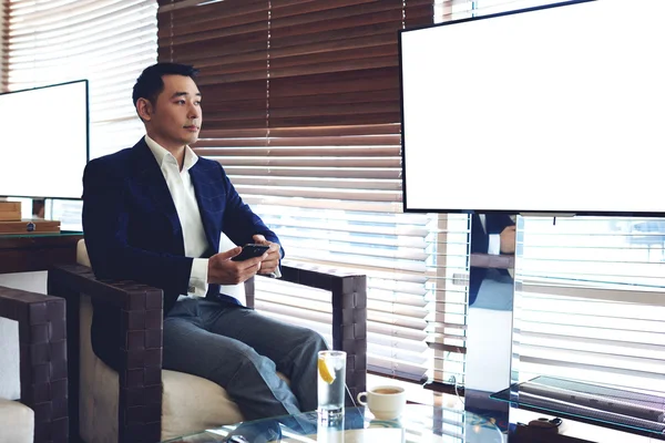 Bbusinessman sentado en la oficina cerca de la pantalla vacía — Foto de Stock