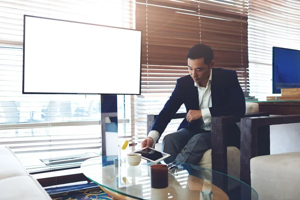Asiatischer Geschäftsmann arbeitet an Touchpad — Stockfoto