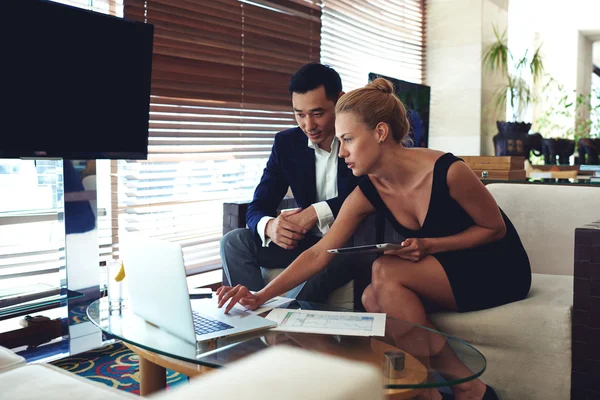 Empresários se preparando para a conferência — Fotografia de Stock