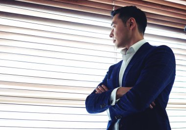 ofis pencere duran işadamı