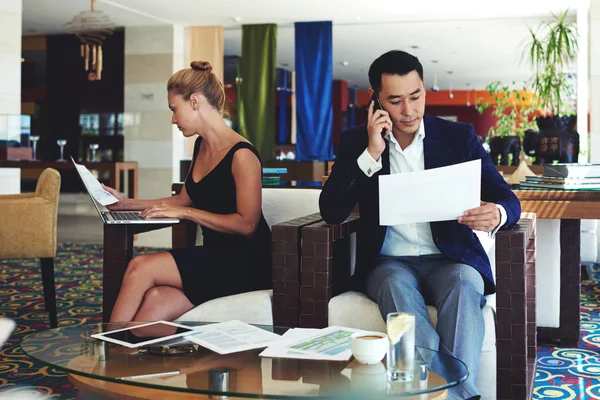 Business people preparing for the conference — Stok fotoğraf