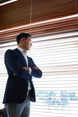 ofis pencere duran işadamı