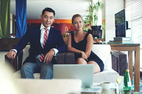 Smiling male and female posing for the camera — ストック写真