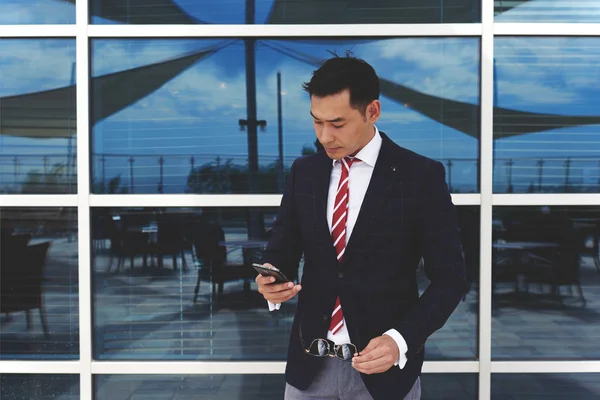 Hombre escribiendo mensaje de texto en el teléfono móvil — Foto de Stock