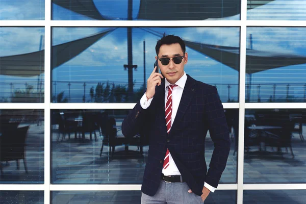 Asian businessman speaking on mobile phone — Stock Photo, Image