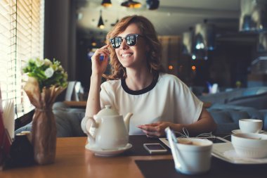 Gülümseyen iş kadın modern Cafe