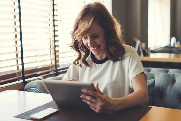 Femme attrayante ayant une conversation vidéo — Photo