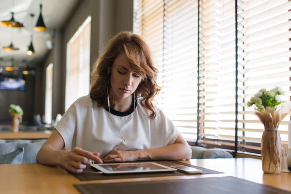 Vrouw geconcentreerd lezen van elektronische boek — Stockfoto