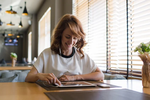 Mujer usando almohadilla táctil en auriculares — Foto de Stock