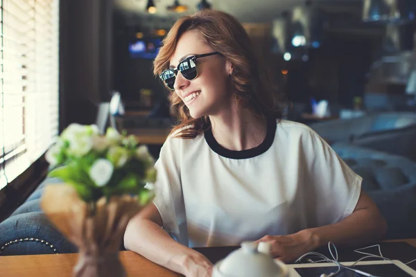 Mujer mirando por la ventana de la cafetería — Foto de Stock