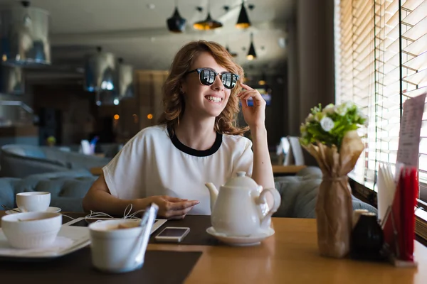 Mujer de negocios sonriente en café moderno — Foto de Stock