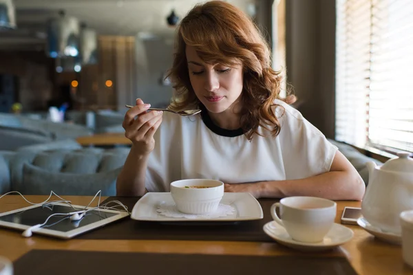 Женщина ужинает в современном кафе — стоковое фото